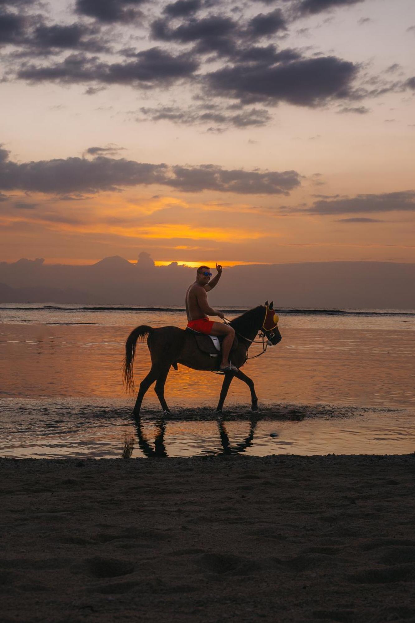 Ombak Sunset Hotell Gili Trawangan Exteriör bild